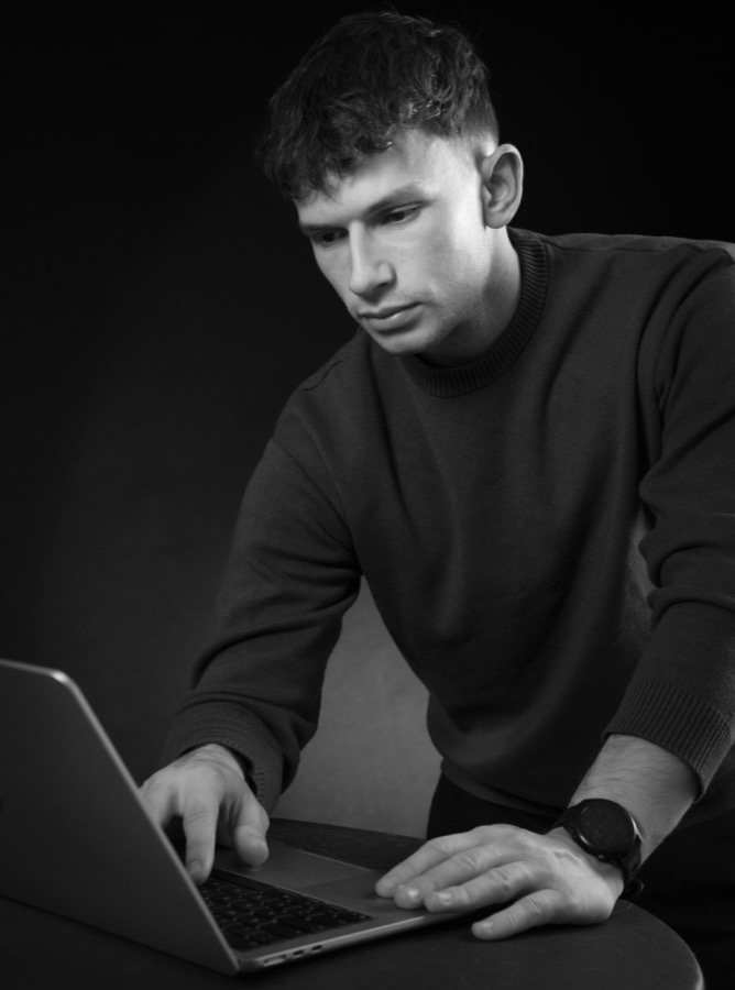 Samuel Müller am Laptop